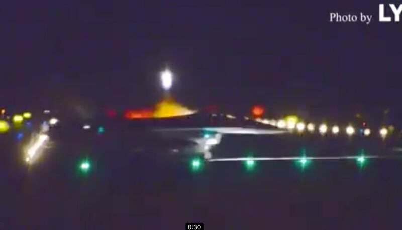 台湾媒体披露,25日凌晨4架空军花莲基地的F-16,朝太平洋方向起飞,低调赴美还改飞机的外涂装。(叶郁甫提供)