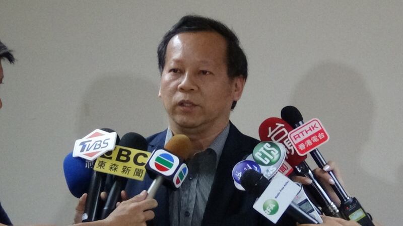 台湾观光局组长刘士铭说明陆客自由行政策暂停对台湾影响。(记者夏小华摄)