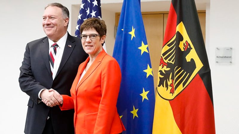 2019年11月8日,美国国务卿蓬佩奥(左)在柏林会见德国外交部长。蓬佩奥警告中共不要成为另外一个“东德”。(美联社)