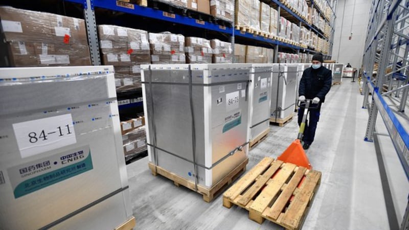 运抵外国的一批中国产新冠疫苗(美联社)