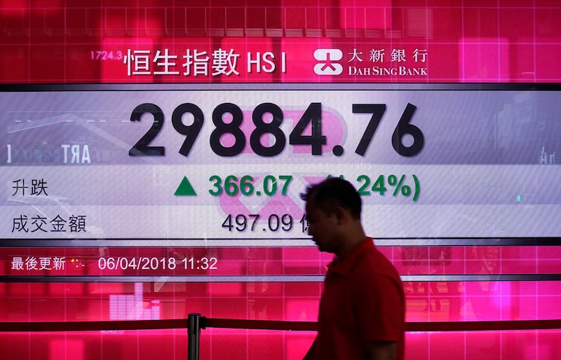 图为香港一家银行外电子屏幕显示的恒生指数。香港股市在10月3日震荡下跌。(美联社资料图片)