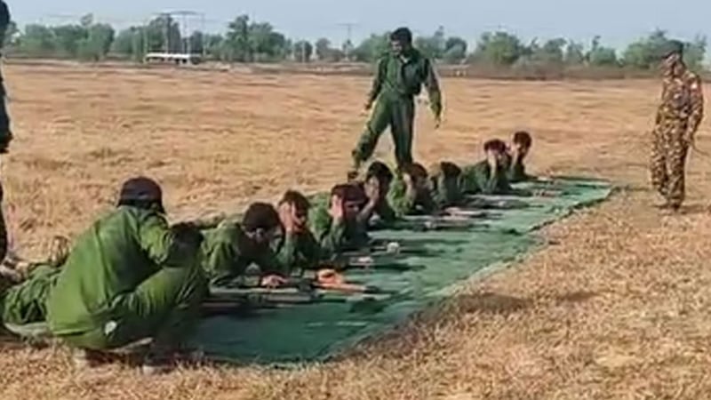 ရခိုင်ပြည်နယ်ရှိ မွတ်စလင်များအား စစ်ယူနီဖောင်းဝတ်ဆင်ပေးပြီး စစ်သင်တန်းပေးနေသည့် မြင်ကွင်းအား ၂၀၂၄ ခုနှစ် မတ်လ ၁၀ ရက်နေ့က တွေ့ရစဉ်။ (Photo: Citizen Journalist)