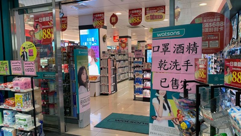 通路、药局口罩经常一开卖民众大排长龙很快就售罄。(记者 黄春梅摄)