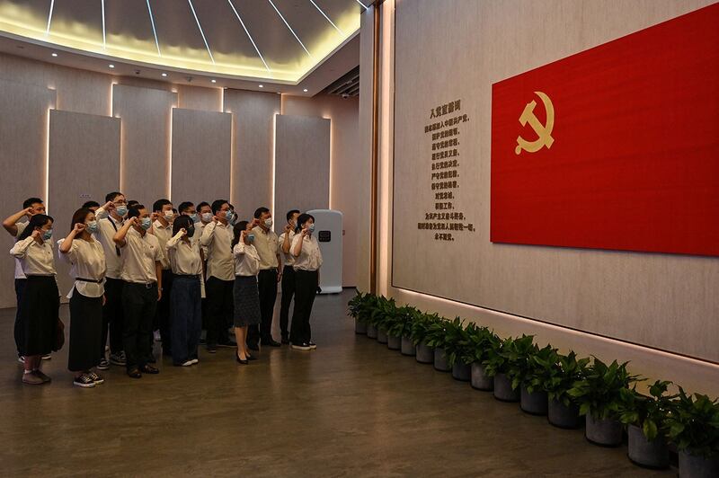 2021 年 6 月11日,党员在上海中国共产党第一次全国代表大会纪念馆党旗前宣誓。(美联社)