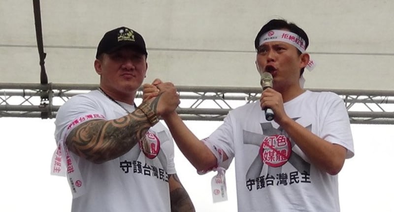 623台湾反红色媒体集会发起人、网红馆长(左)、立委黄国昌(右)。(记夏小华摄)