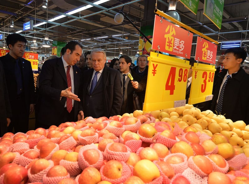 资料图片:2013年12月5日, 法国总理让-马克•艾罗(Jean-Marc Ayrault)(左三)访问北京时参观了一家家乐福商店。(法新社)