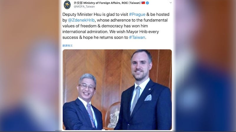台湾的外交部次长徐斯俭（左）14日会晤布拉格市长贺瑞普（右）。（外交部推特）