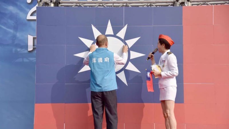 韩国瑜在高雄举办升旗典礼,现场旗海飘扬。(高雄市政府提供)