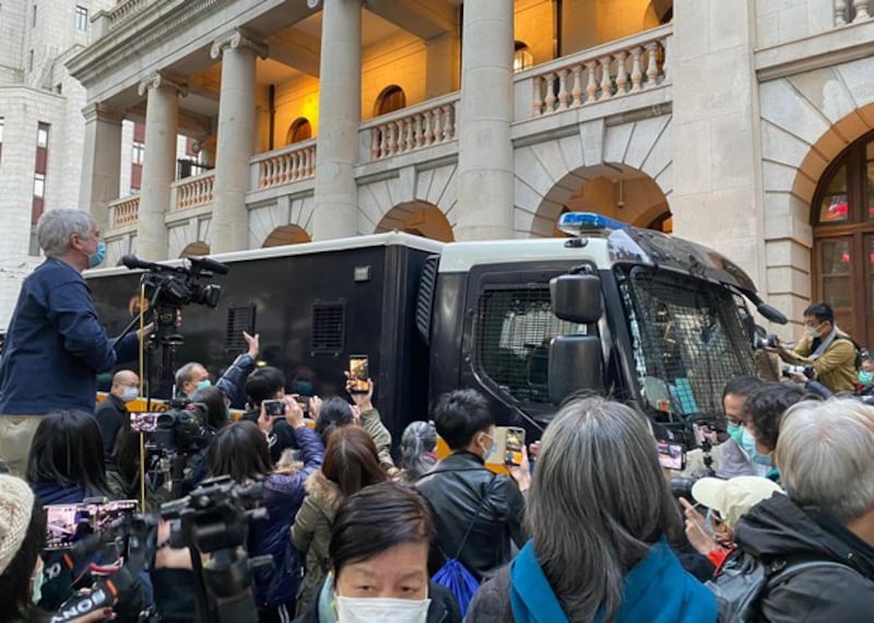 黎智英还柙被送上囚车,现场有大批记者及支持黎智英的民众围绕囚车。(刘少风摄)