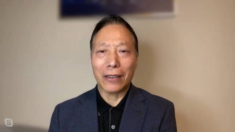 时事评论人蔡慎坤表示,有大批党政官员与恒大共享中国房地产盛宴。(截图自节目)