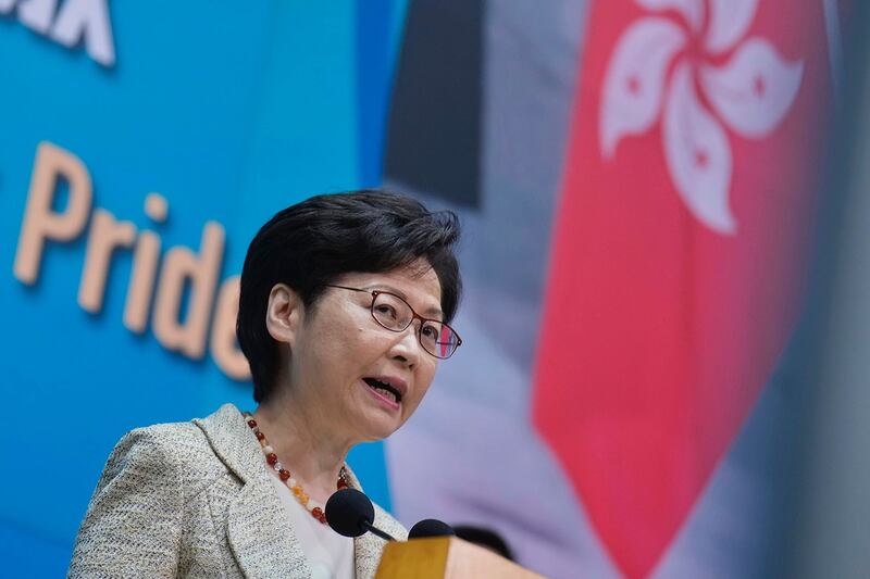 2021 年 8 月 10 日,香港行政长官林郑月娥在新闻发布会上表示,支持《反外国制裁法》纳入《基本法》附件三的方法。(法新社)