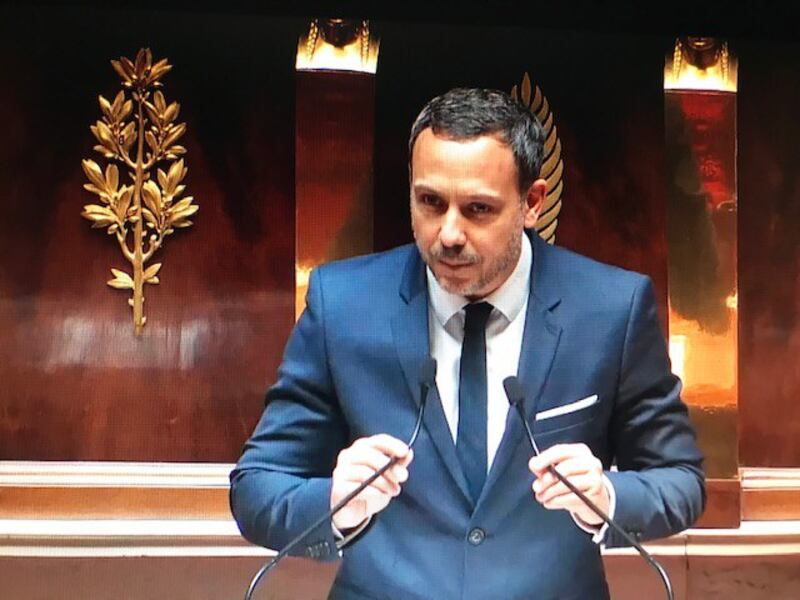 法国国务秘书塔克（Adrien Taquet）解释说，这个议案要求国家医院验证伦理原则，根据国际法，“建立与中国共享的检查机制”，这是遥不可及的。(蔡凌摄影)