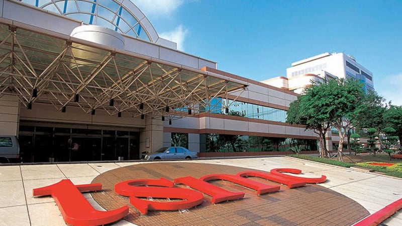 台湾南部科学园区厂商访客及承包商移至户外洽公。（南科园区管理局提供）