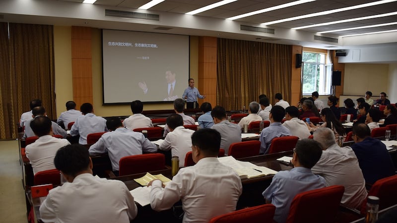 对于中国教育部及主管意识形态的中宣部等部门联合发文,要求各中小学党委办公室严格执行相关指令。(资料图/法新社)